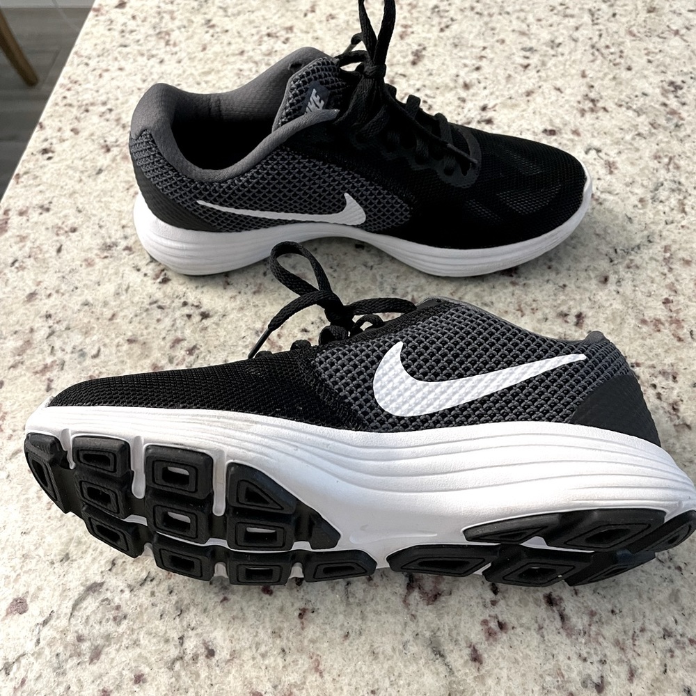 Women’s size 6 Nike’s. Black.